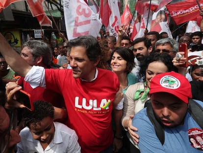 Fernando Haddad faz campanha na favela da Rocinha, Rio de Janeiro.