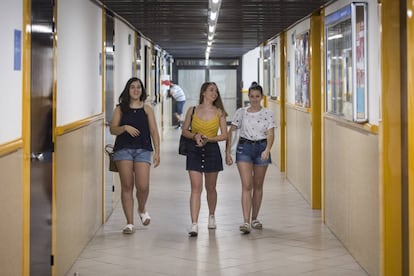 Les alumnes d'Educació de la UB Marta Cruces, Maider Gorriz i Natalia Heredia.