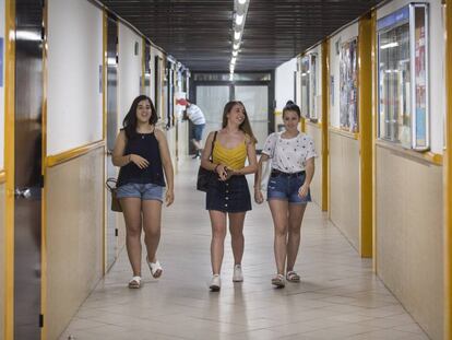 Les alumnes d'Educació de la UB Marta Cruces, Maider Gorriz i Natalia Heredia.