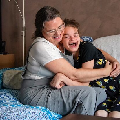 Susana Espinosa abraza a su hija, de 18 años, este martes en su piso de Rivas Vaciamadrid.