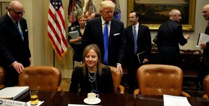 El presidente de EE UU junto a la consejera delegada de GM, Mary Barra, en la reuni&oacute;n en la Casa Blanca con los grandes fabricantes de coches. 