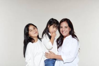 Claudia Aldana, con sus hijas Fátima y Lule, protagonistas de 'Querida Fátima'.