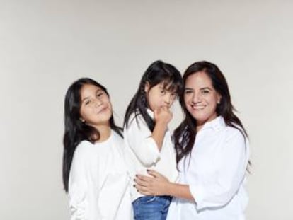 Claudia Aldana, con sus hijas Fátima y Lule, protagonistas de 'Querida Fátima'.