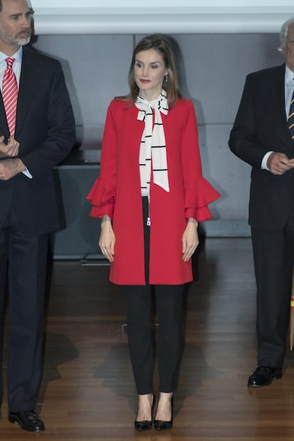 Que la reina Letizia se ha convertido en una prescriptora de tendencias quedó claro el pasado mes de marzo. Doña Letizia acudió a la entrega de las acreditaciones de la 7ª edición de Embajadores Honorarios de la Marca España con un abrigo de Zara valorado en 79,95 euros y una blusa de Roberto Verino de 190 euros que se agotó en la página web de la firma.