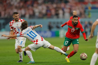 Sofiane Boufal (a la derecha) es presionado por Luka Modric.