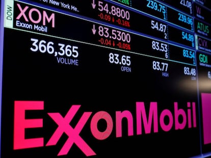 Panel de cotizaci&oacute;n de ExxonMobil en la Bolsa de Nueva York.
