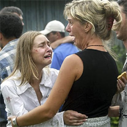 Una madre y una hija se abrazan llorando, entre los rehenes liberados.