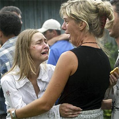 Una madre y una hija se abrazan llorando, entre los rehenes liberados.