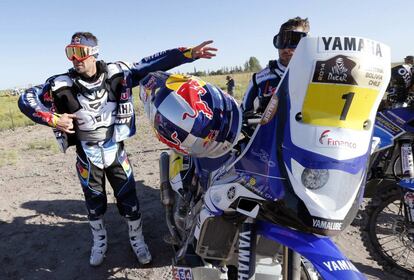 El francés Cyril Despres se prepara antes de comenzar la segunda etapa del Rally Dakar 