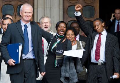 El abogado Martyn Day (a la izquierda) es felicitado por simpatizantes de la causa de los Mau Mau el pasado 5 de octubre.