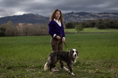 Mariona López, diagnosticada de Asperger a los 19 años, junto a su perro 'Taï', en Avià, Barcelona, el pasado sábado.