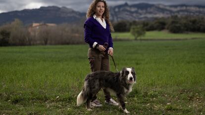 Mariona López, diagnosticada de Asperger a los 19 años, junto a su perro 'Taï', en Avià, Barcelona, el pasado sábado.