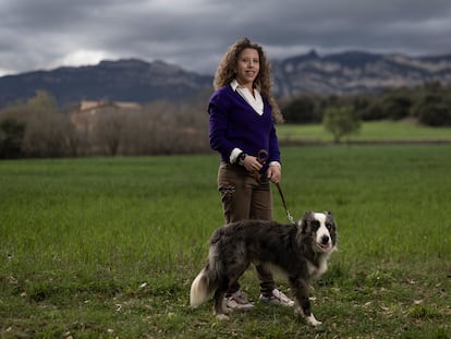 Mariona López, diagnosticada de Asperger a los 19 años, junto a su perro 'Taï', en Avià, Barcelona, el pasado sábado.