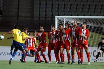 Los jugadores del Atlético defienden una falta sacada por el jugador del Las Palmas Juanma.