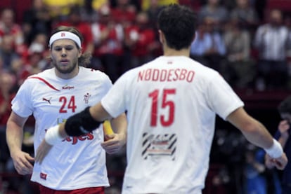 Mikkel Hansen y Jesper Noddesbo se felicitan tras un tanto de Dinamarca en el Mundial.