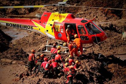 Los bomberos, durante el rescate de una víctima en Brumadinho.