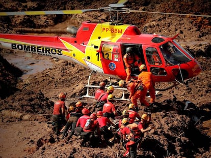 Los bomberos, durante el rescate de una víctima en Brumadinho. 