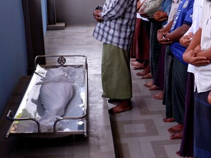 Un grupo de hombres reza durante el funeral de la pequeña Khin Myo Chit, muerta de un disparo en su casa, este miércoles.