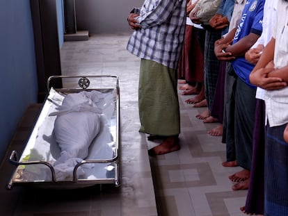 Un grupo de hombres reza durante el funeral de la pequeña Khin Myo Chit, muerta de un disparo en su casa, este miércoles.