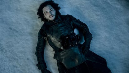 La gran pregunta que se llevan haciendo los seguidores desde que acabó la quinta temporada. Incluso HBO ha jugado con la duda para promocionar la serie, pese a que los creadores y actores hayan dicho una y otra vez que Jon Nieve está muerto. Sí, le han visto en el rodaje, pero se ha confirmado que aparecerá como cadáver y en 'flashbacks', aunque muchos seguidores todavía no pierden la esperanza de que sea Melisandre quien le resucite o de que regrese como Caminante Blanco. Su última escena en los libros, sin embargo, daba una pista de cómo podía ser su futuro. La última palabra que susurra en 'Danza de dragones' es "Fantasma", lo que podía significar que se ha transferido a su inseparable lobo huargo, pero, claro, en la serie, la vida de los Stark como cambiapieles (salvo por Bran) es algo que se ha desarrollado poco.