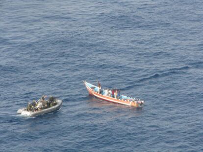 El equipo español de abordaje se aproxima al esquife de los piratas somalíes.