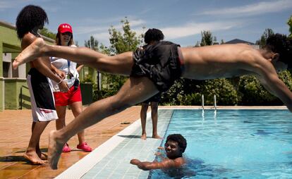 Teresa Georgiva, fisioterapeuta búlgara de 47 años, es socorrista en una piscina pública de Madrid.