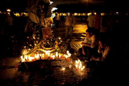 Los admiradores del cantautor Facundo Cabral, asesinado a tiros en Guatemala el sábado 9 de julio, le rinden homenaje en un altar colocado en su honor en la ciudad centroamericana.