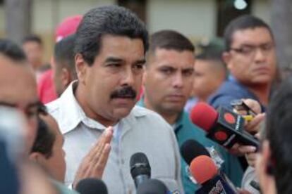 Fotografía cedida por Prensa de Miraflores donde aparece el presidente venezolano, Nicolás Maduro, mientras pronuncia un discurso durante un acto de su denominado "Gobierno de Calle" el 28 de agosto de 2013, en Torbes (Venezuela).