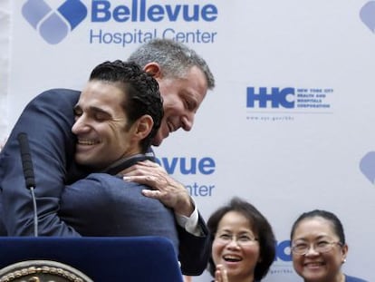 Abraço entre o doutor Craig Spencer e o prefeito Bill de Blasio.