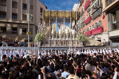 Hombres de trono de María Santísima Coronada, conocida popularmente como 'La novia de Málaga', levantan a pulso el trono durante el recorrido procesional por las calles de Málaga, el 17 de abril de 2019.