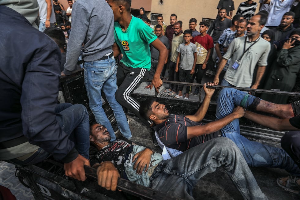 Muertos y heridos tras un ataque israelí en Jan Yunis, en el sur de Gaza, este martes.