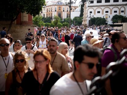 Turistas en el centro de Sevilla, en octubre pasado.