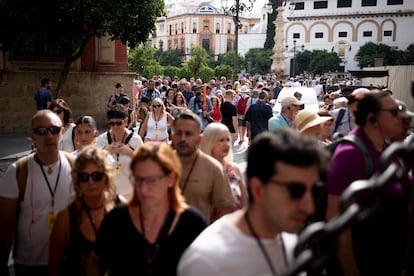 Turistas en Sevilla en octubre de 2023.