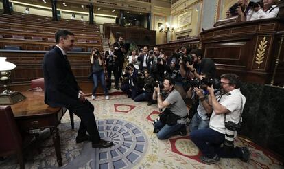 Pedro Sánchez, ante los fotógrafos después de haber sido investido presidente del Gobierno.