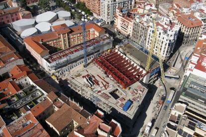 Rehabilitación del Mercado de Barceló, en Madrid, visto desde el aire.