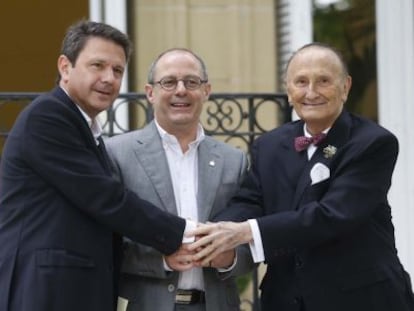 Desde la izquierda, el socialista Santano, Izagirre y Zaragüeta se saludan al inicio de la 'cumbre' de alcaldes.