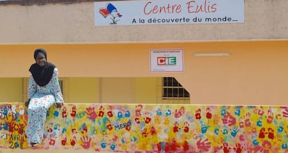 Tchonté Silué junto a su biblioteca y centro cultural.