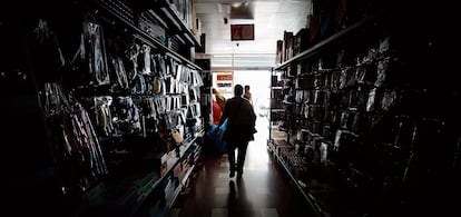 Una tienda en Granada a oscuras tras el apagón del 28 de abril.
