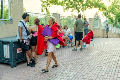 Incendio en Tres Cantos, Madrid. Algunos vecinos de la urbanización Soto de Viñuelas evacuados al centro deportivo Enrique Más, este 12 de agosto de 2025.
