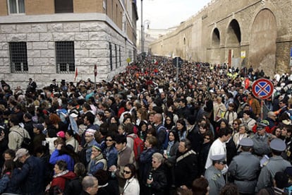 Miles de peregrinos marchaban ayer hacia la basílica de San Pedro para dar su adiós al Papa.