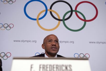 Frank Fredericks, presidente de la Comisión de Atletas del COI, durante la conferencia de prensa.