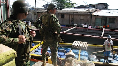 Fuerzas especiales de la marina colombiana vigilan una embarcación que transportaba gasolina para los laboratorios de cocaína de Buenaventura, Colombia, en una foto de archivo.