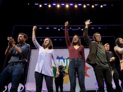 Pablo Iglesias, Ione Belarra, Irene Montero, Juan Carlos Monedero, Janis Ehling (Die Linke, detrás) e Idoia Villanueva, en el cierre del foro de Podemos, este domingo en el Teatro Coliseum de Madrid.