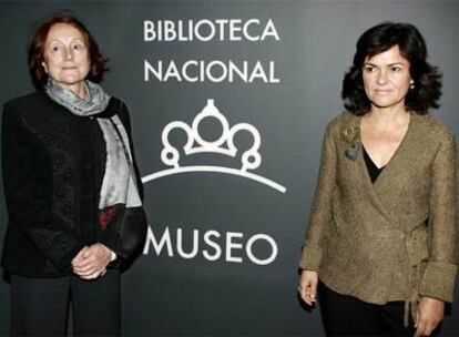 La ministra de Cultura, Carmen Calvo, y la directora de la Biblioteca Nacional, Rosa Regás.