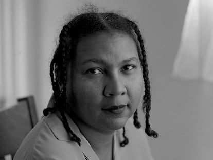 La escritora afroamericana bell hooks, fotografiada en diciembre de 1996 en Nueva York.