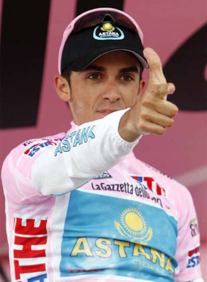Alberto Contador, con la <i>maglia rosa</i> del Giro.