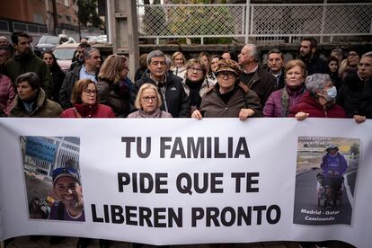 Alrededor de un centenar de personas se concentran en las inmediaciones de la Embajada de Irán en Madrid para pedir la liberación de Santiago Sánchez, el español que permanece detenido en Irán.