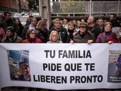 Concentración este domingo de amigos y familiares de Santiago Sánchez, detenido en Irán, en la inmediaciones de la embajada de este país en Madrid.