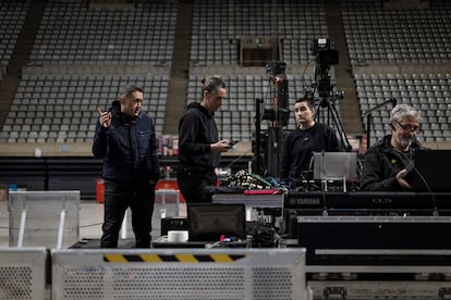 Muguruza, con los técnicos de sonido y otros miembros de su equipo antes del concierto en Barcelona.


