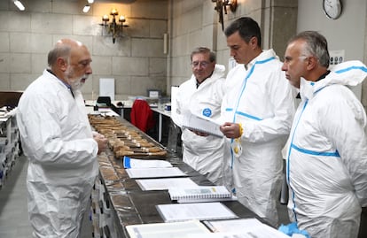 Pedro Sánchez, este jueves, durante su visita al laboratorio forense instalado en el Valle de Cuelgamuros, en una imagen distribuida por La Moncloa.